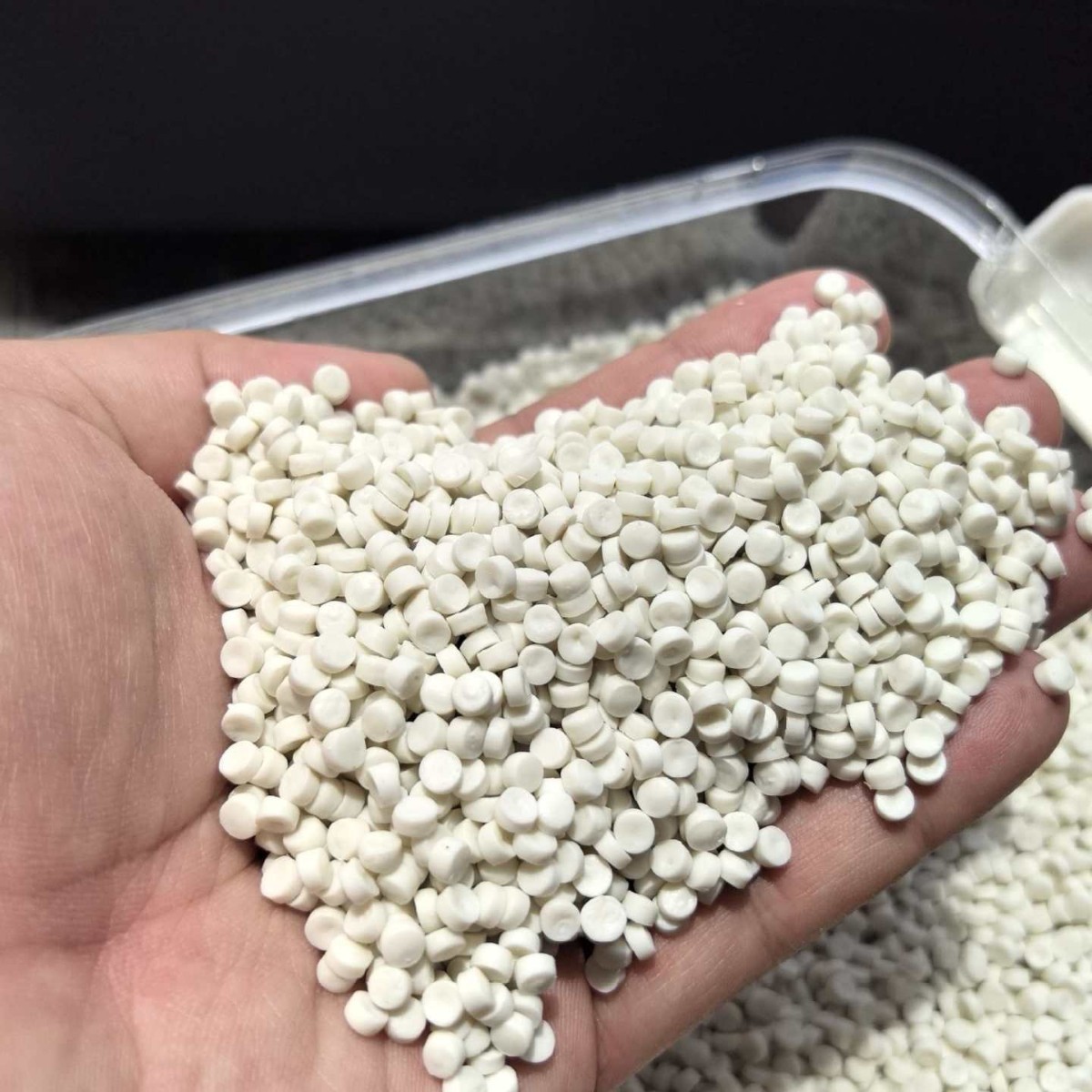 OBP海洋塑料白色再生HDPE颗粒 青蛙椅专用 海岸线回收 碳足迹追溯