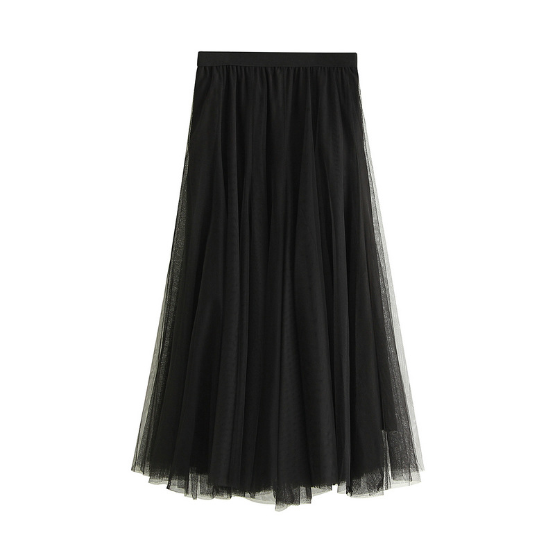 Ein schwarzer High-Waist-Plisseetüll-Midirock mit festem Bund und geschichteten, fließenden Volants.