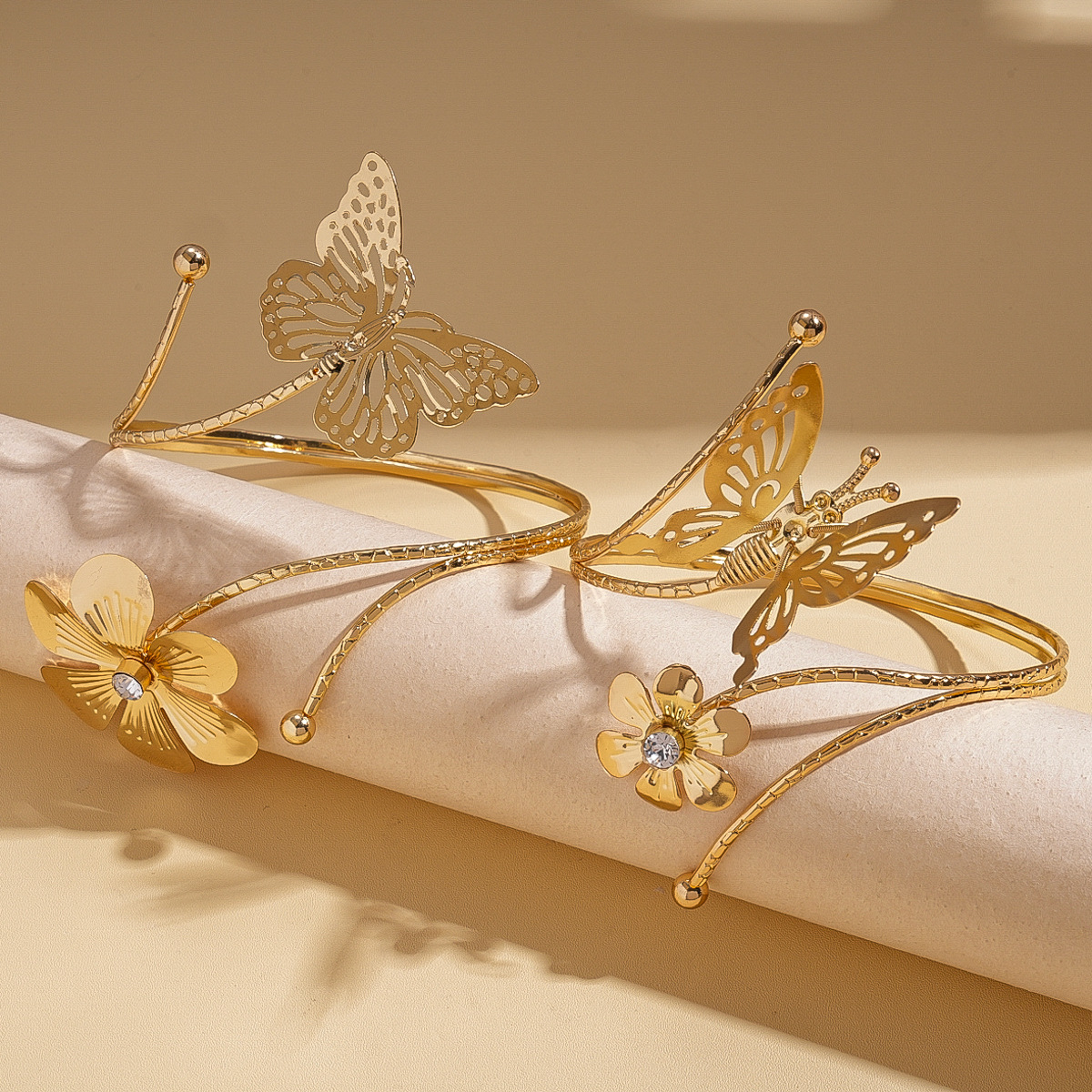 Europa y América sensación metálica de diamantes flores mariposa brazalete de apertura de moda alta sensación brazalete de nicho simple para mujeres