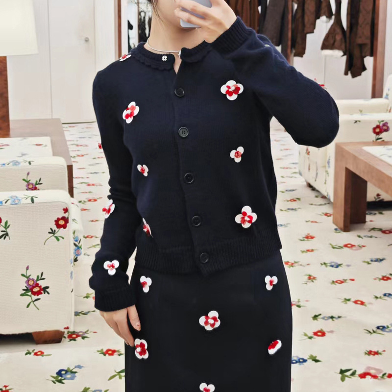 [Ready Stock] Fashionable Design with Sequin Flower Decoration, Festive Atmosphere, Slim-Fit Short Knitted Cardigan 24671