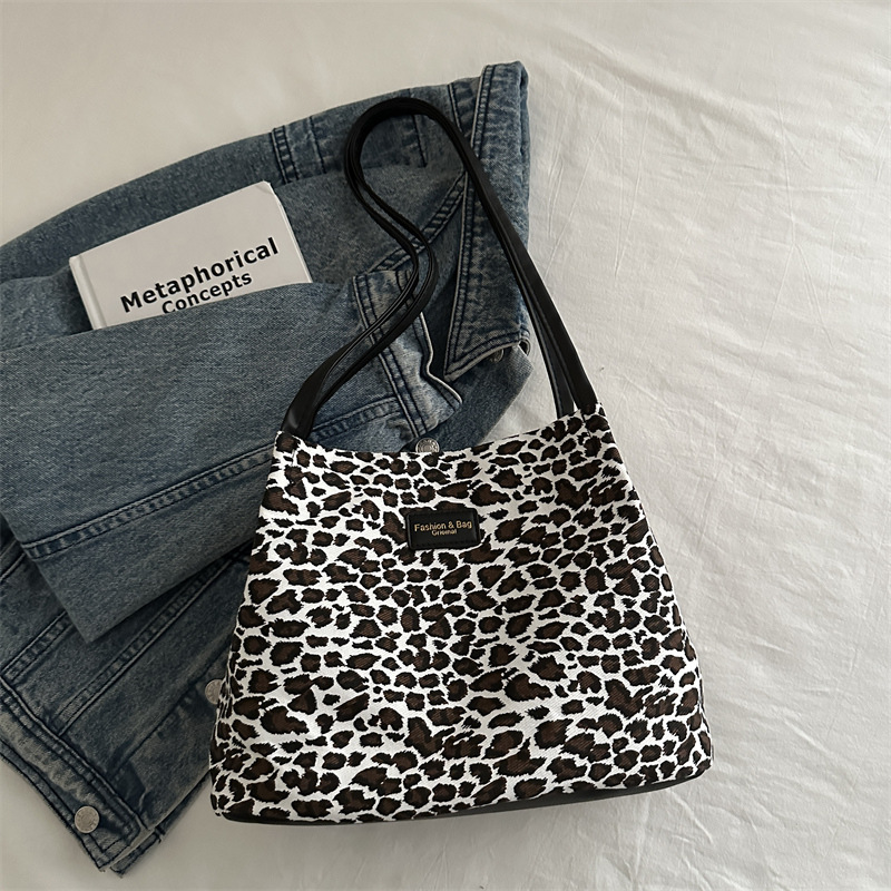 Bolsa de viaje ocio de clase de gran capacidad 2024, nueva bolsa de otoño y invierno, bolsa de estilo extranjero, bolsa de hombro con patrón de leopardo.