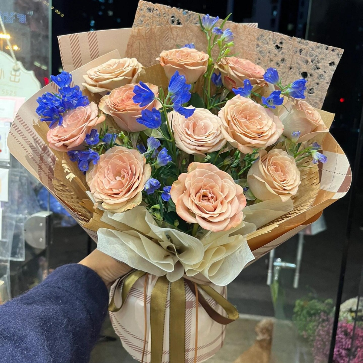 Florista hecha a mano papel de ensueño flores ramo de flores papel de embalaje floral romántico material de espesamiento de papel agujero al por mayor