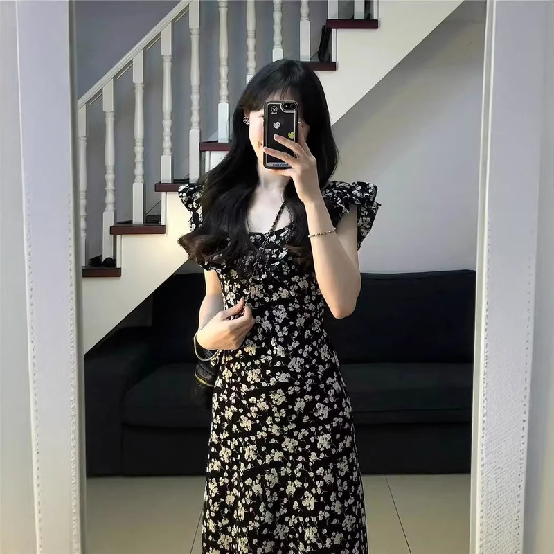 Floral Small Flutter Sleeve Dress for Women, Summer 2026 New Style, Black Printed Rose Design, Waist-Cinching, Slimming Mid-Length Dress Floral Small Flutter Sleeve Dress for Women, Summer 2026 New Style, Black Printed Rose Design, Waist-Cinching, Slimming Mid-Length Dress