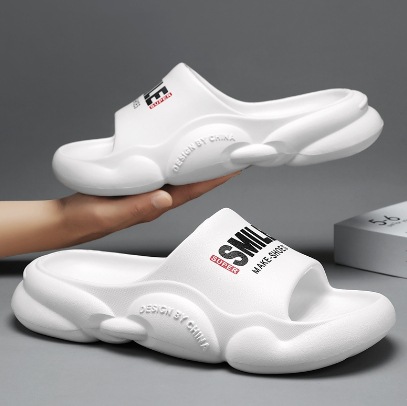 Zapatillas para hombres 2024 nuevo tipo de verano para pisar mierda sensación de fondo grueso zapatillas frías para hombres al aire libre sandálias deportivas de playa antideslizantes