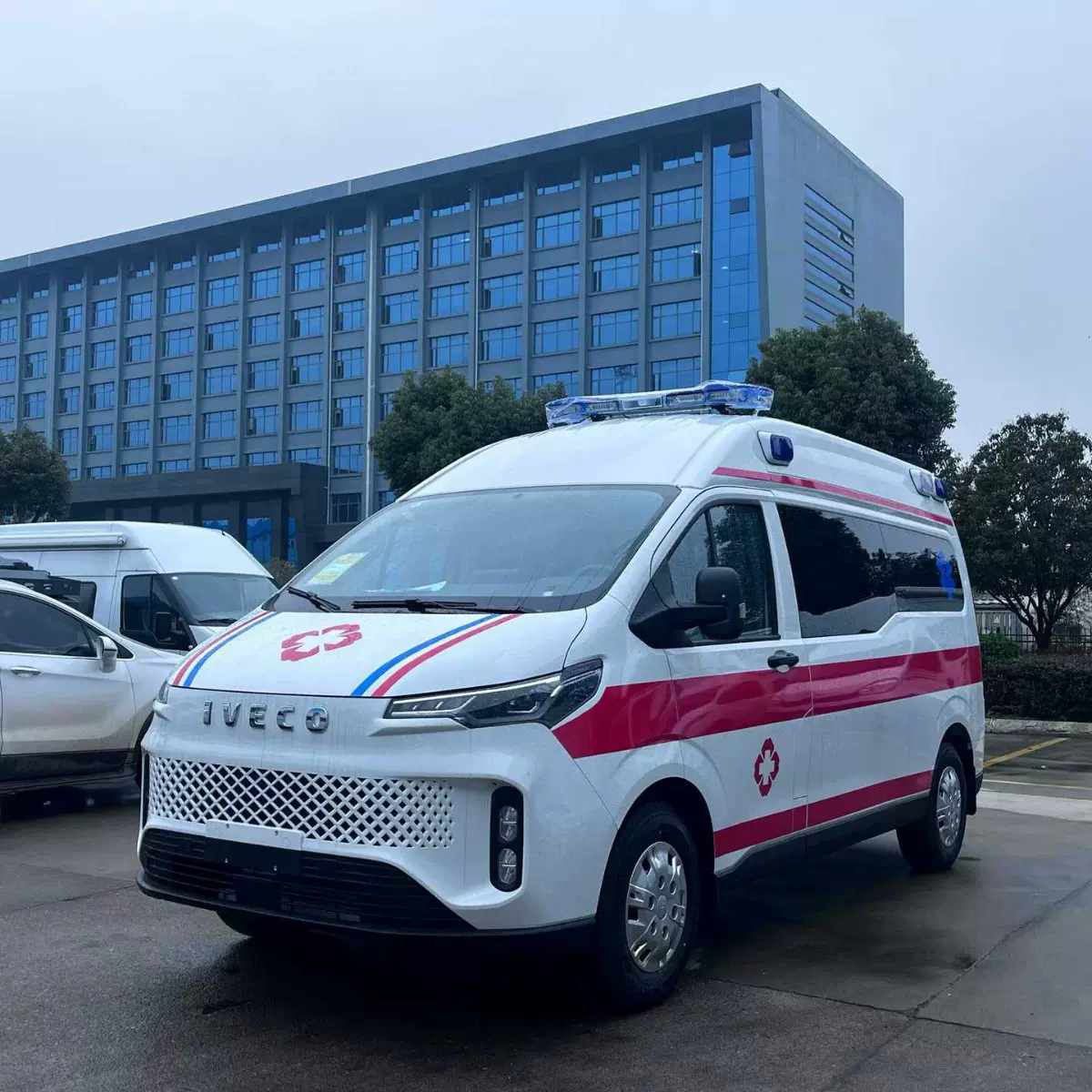 出口依维柯聚星纯电救护车 120医疗监护型救护车医用转运型医疗车