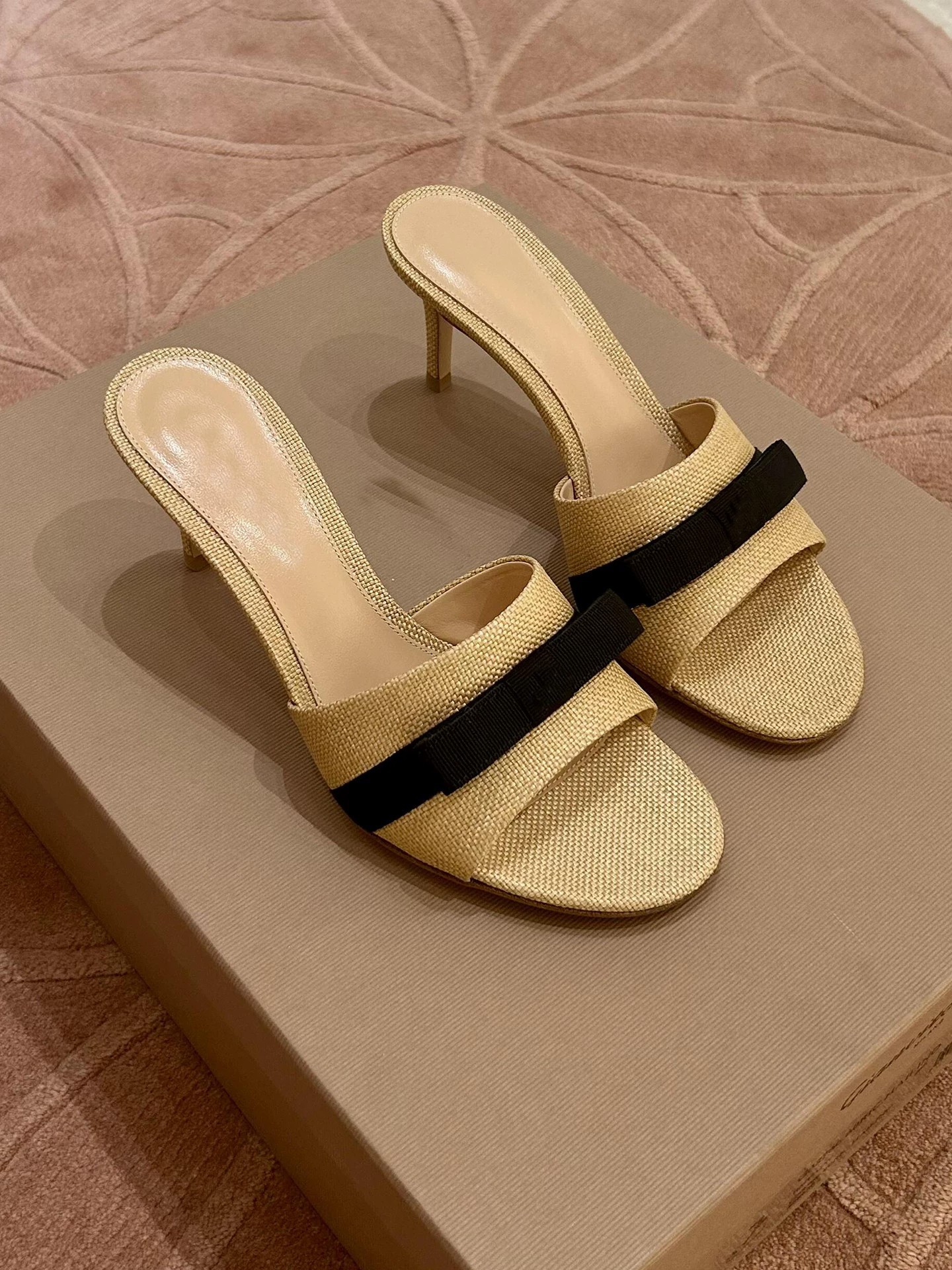 Elegante Damen Pantoletten Aus Strohgeflecht Mit Schicker Schleife_voghion.com