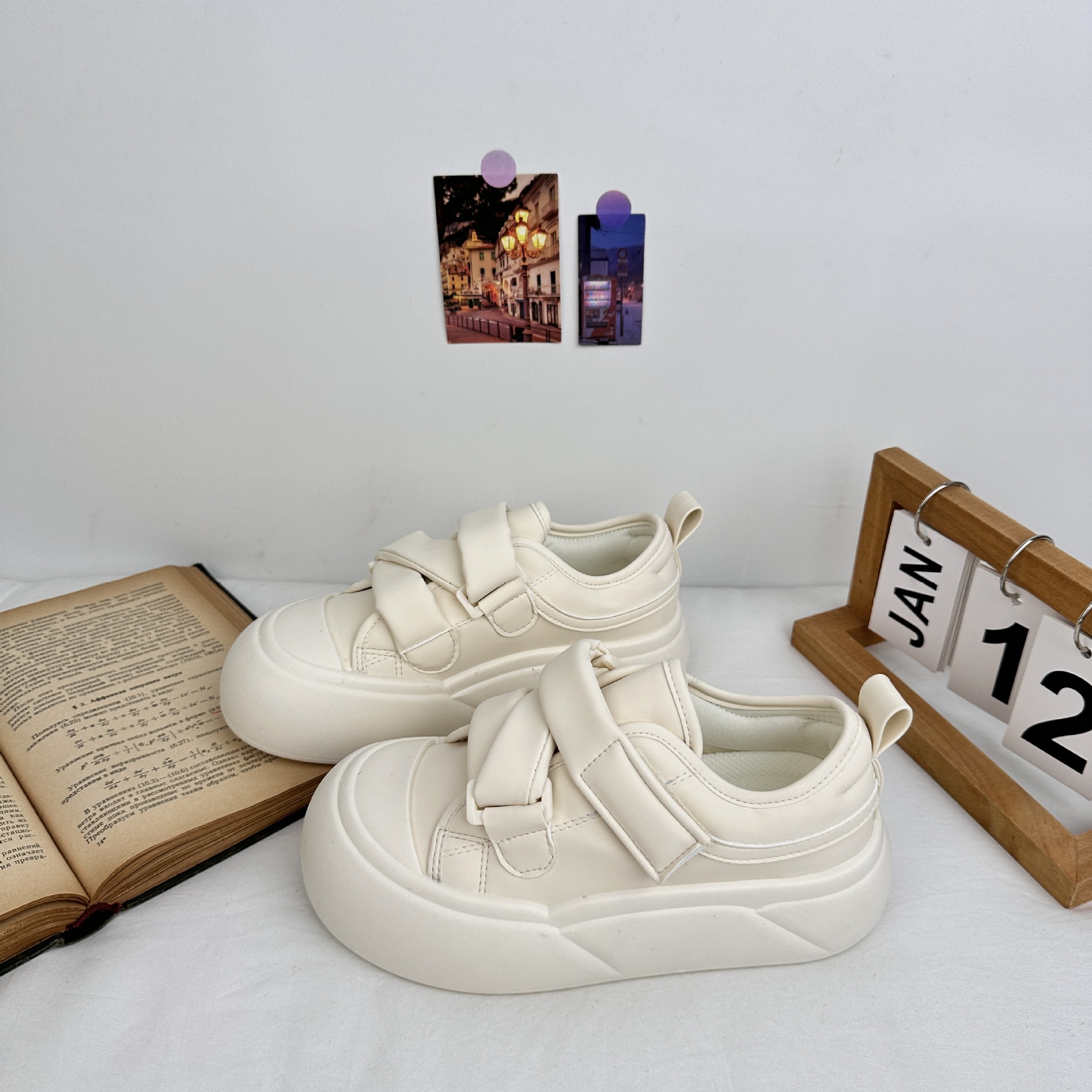 Zapatos de velcro de fondo grueso de fondo bajo para estudiantes de primavera 2025 nuevos zapatos blancos de estilo universal zapatos de mujer de estilo de Hong Kong
