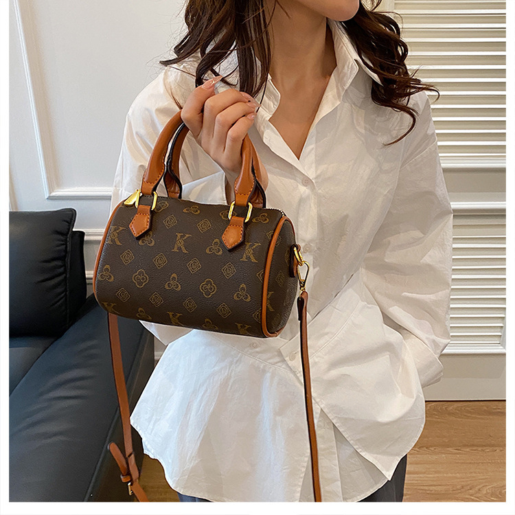 Neue Boston Pillow Bag für Damen, klassischer Stil, florale Einzelschulter-Handtasche für Senioren, weiches Leder, kleine quadratische Tasche für den täglichen Gebrauch. – Detail 8