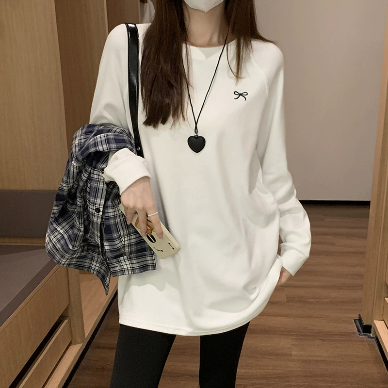 Белая длинная модель с круглым вырезом