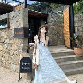 海边度假条纹吊带连衣裙子女2025夏季新款法式气质宽松小个子长裙