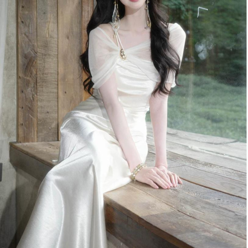 From the Moment You See It, It's a Design That's Both Stylish and Luxurious: a Satin Long Dress with a Metal Buckle on One Shoulder, a Fitted Waist, and a Mermaid Silhouette. It's a High-End, Light Luxury Gown