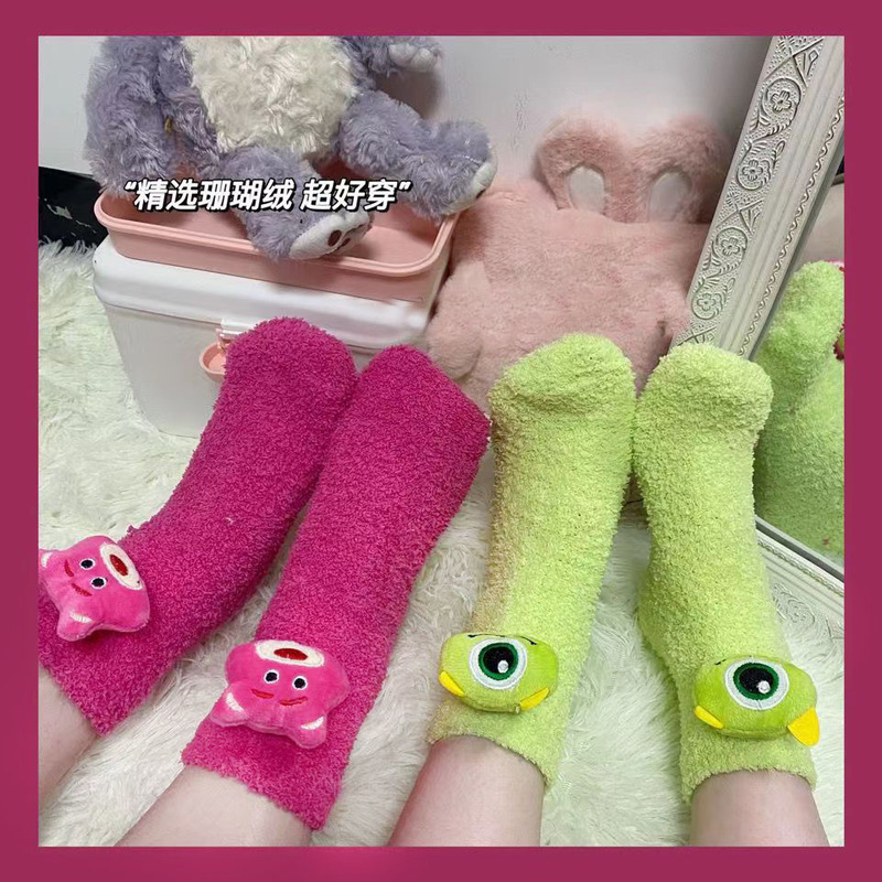 Strawberry bear socks girls' cute coral fleece Internet celebrity plush socks winter thickened mid-calf socks sleep socks card Strawberry bear socks girls' cute coral fleece Internet celebrity plush socks winter thickened mid-calf socks sleep socks card