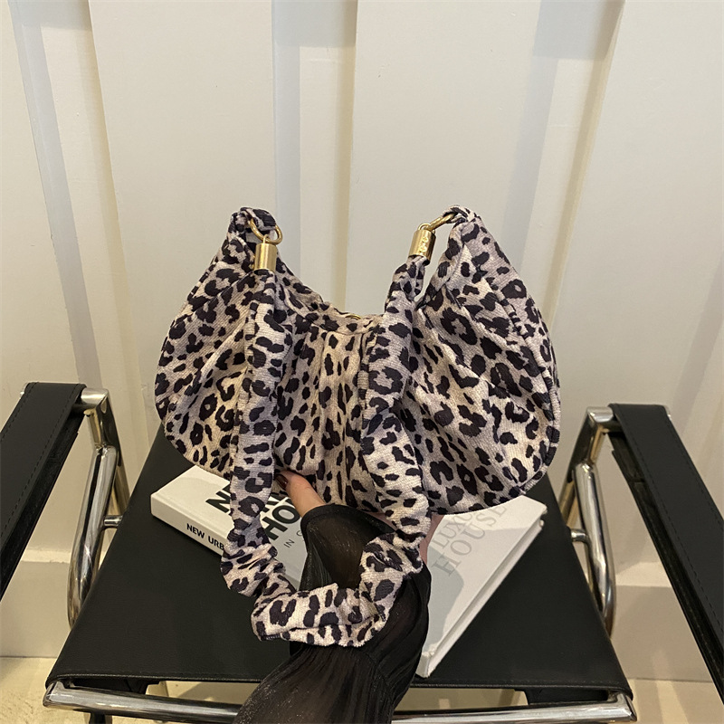 Otoño ocio de gran capacidad de la personalidad portátil 2024 nuevo patrón de leopardo de moda simple bolsas de ropa interior