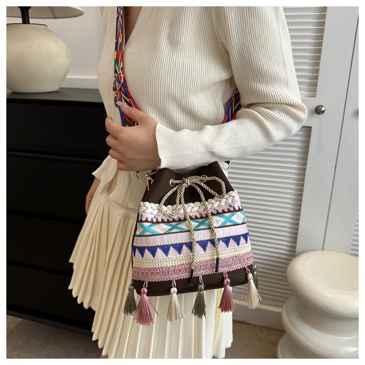 Women's Medium Canvas Geometric Ethnic Style Tassel String Bucket Bag display picture 28
