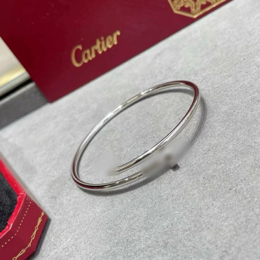 Класс bracelets? Похоже: "Classic golden fashionable bracelet for beloved, 18 carat, pink gold, light luxury style"