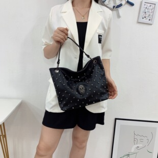 һ�����l�μ��Ů�����2021�¿б����Tᔴ���^������ˮͰ��