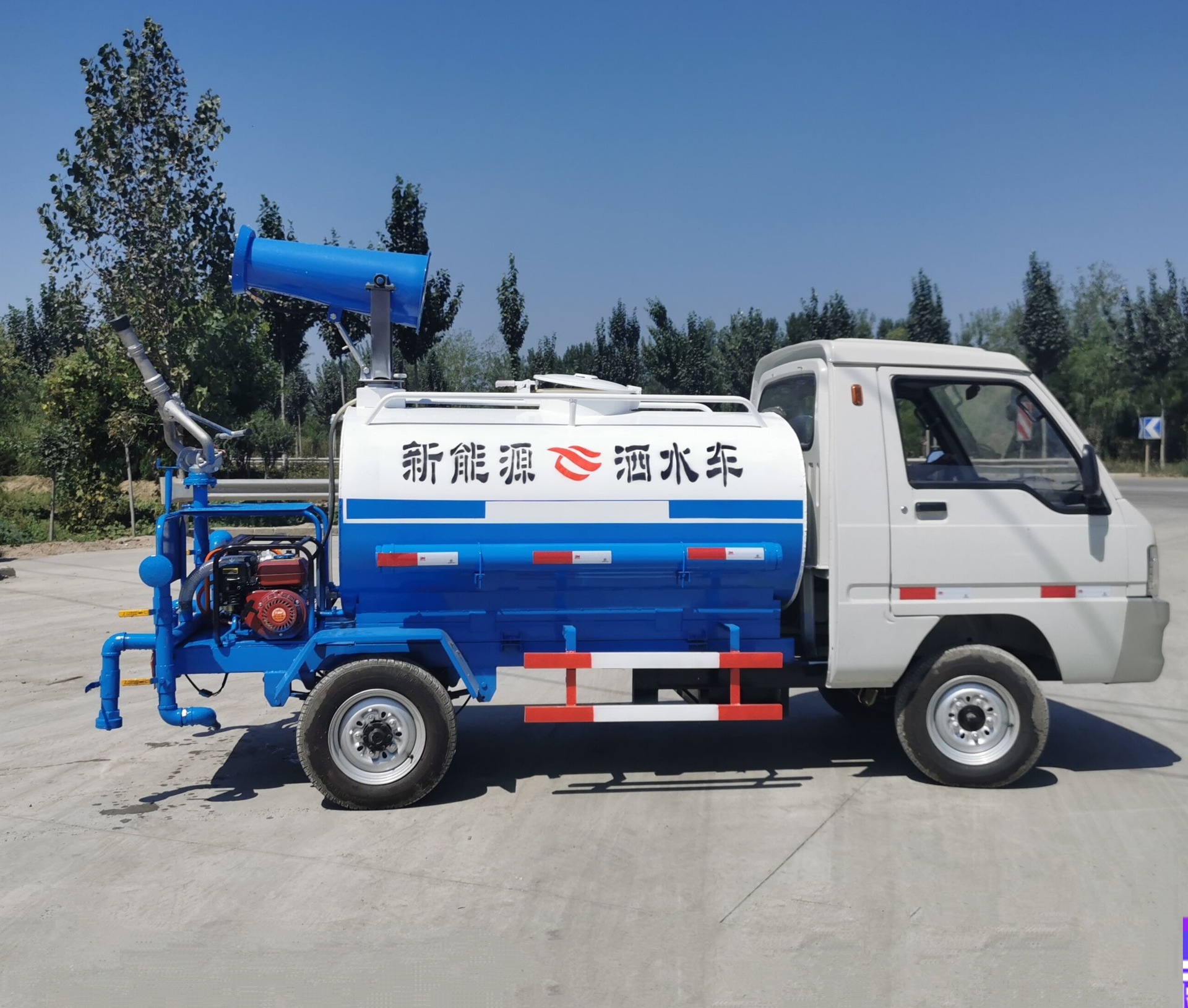 电动四轮洒水车