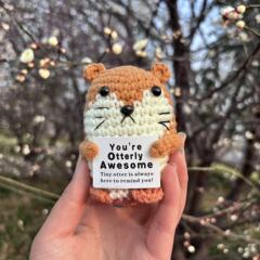 アマゾンの新作手作りポジティブなカワウソのぬいぐるみ、毛糸で編んだポジティブなアザラシの漫画風インスピレーションを与える置物完成品