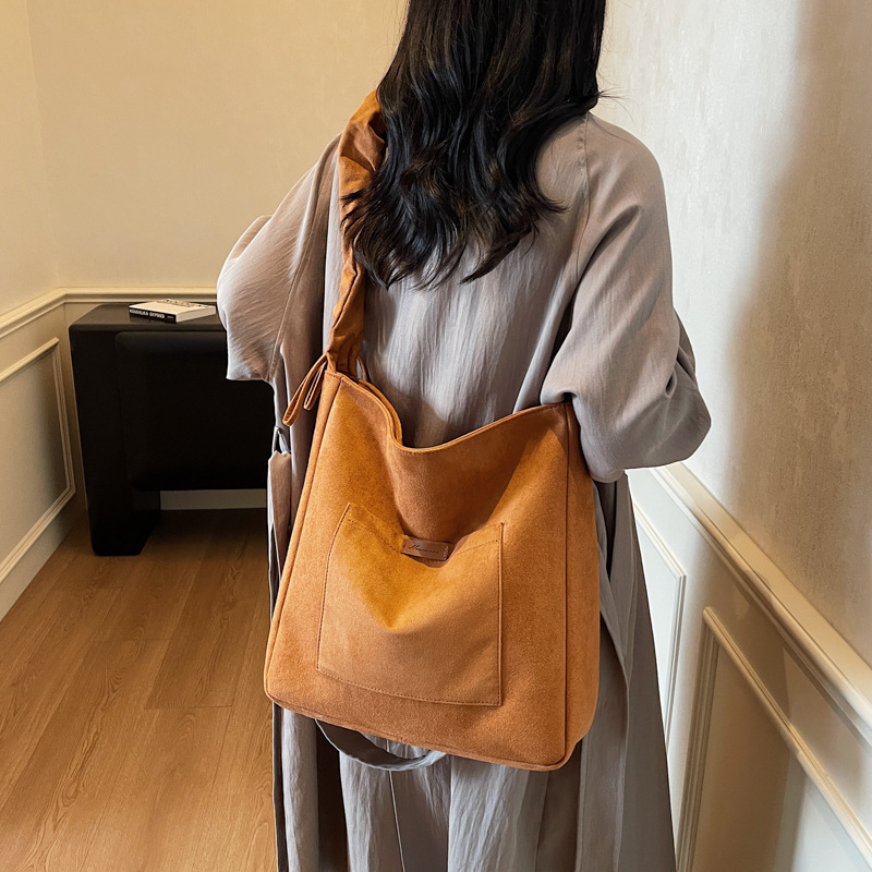 2025 otoño y invierno retro gaúster bolsas de balde de agua de mujer ocio versátil bolsas tote de gran capacidad plegadas mochila de hombro