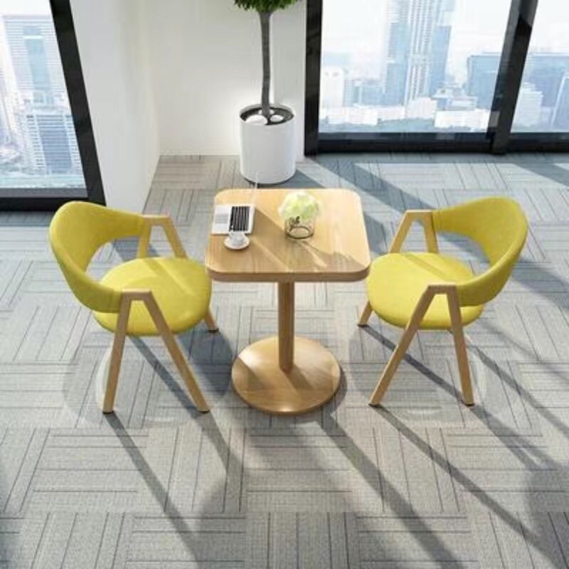 두꺼운 기둥이 있는 원목 사각 테이블 - 노란색 천