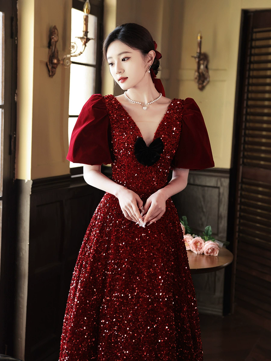 Поджаренное платье Невесты Свет Роскошная ниша High-end Атмосфера Длинное винно-красное платье Обручальное платье для банкета