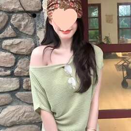 多巴胺穿搭绿色一字肩针织短袖T恤女巨好看的夏季漂亮小上衣