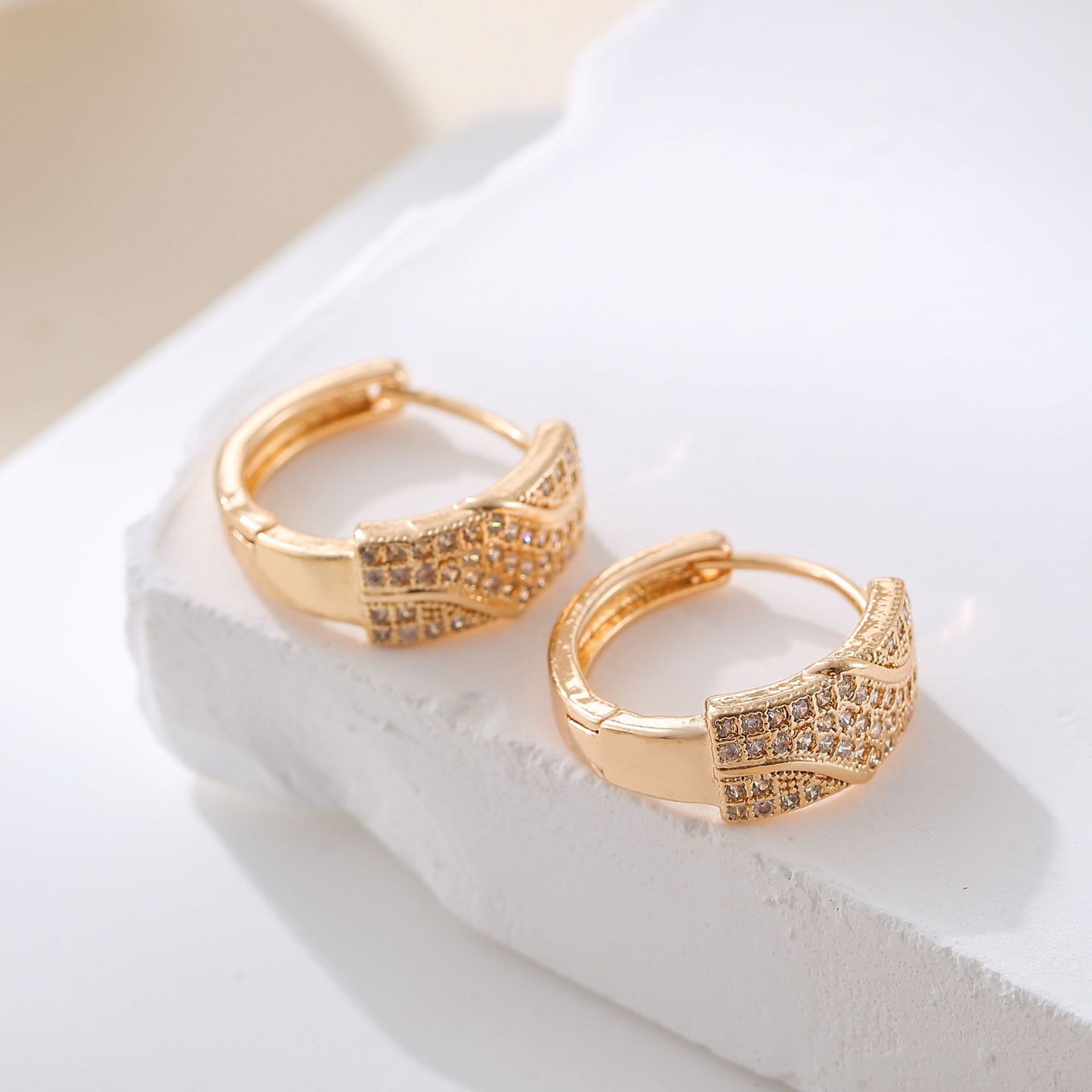 Amazon lujo ligero transfronterizo de alta calidad con aretes de zirconio, diseño único, aretes de diseño versátil, estilo simple