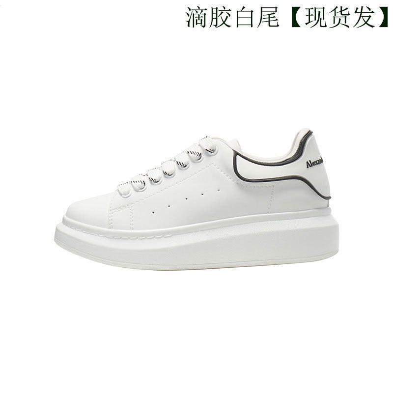 Alta versión McQueen zapatos blancos de suela gruesa mujer 2025 nuevo estilo de cuero salvaje con aumento interior pareja zapatos casuales zapatos de mujer