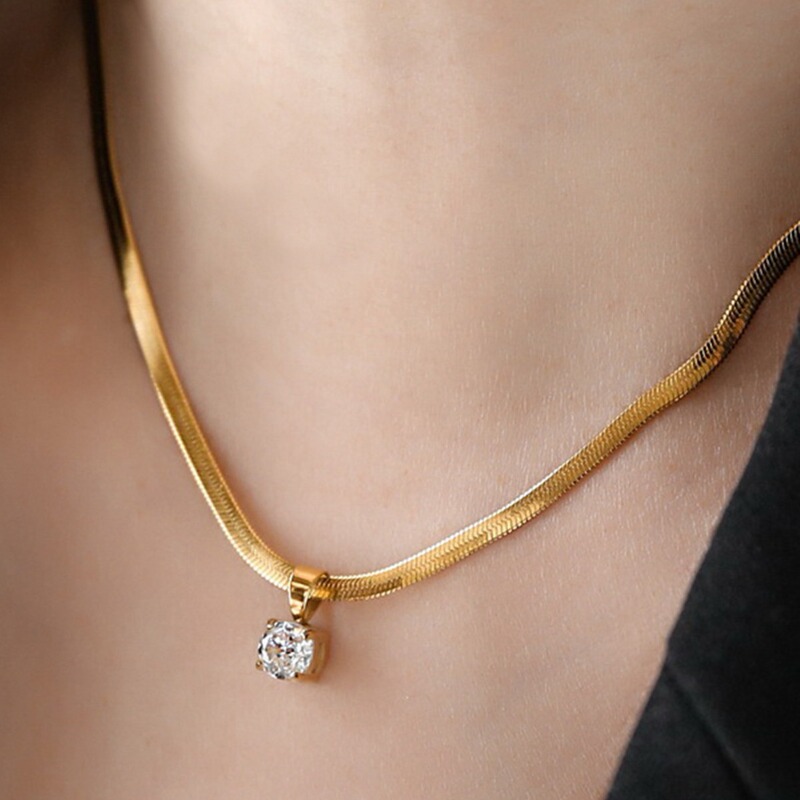 Europe and the United States cross-border fashion new accessories personalized creative versatile golden stainless steel blade chain sparkling clavicle necklace