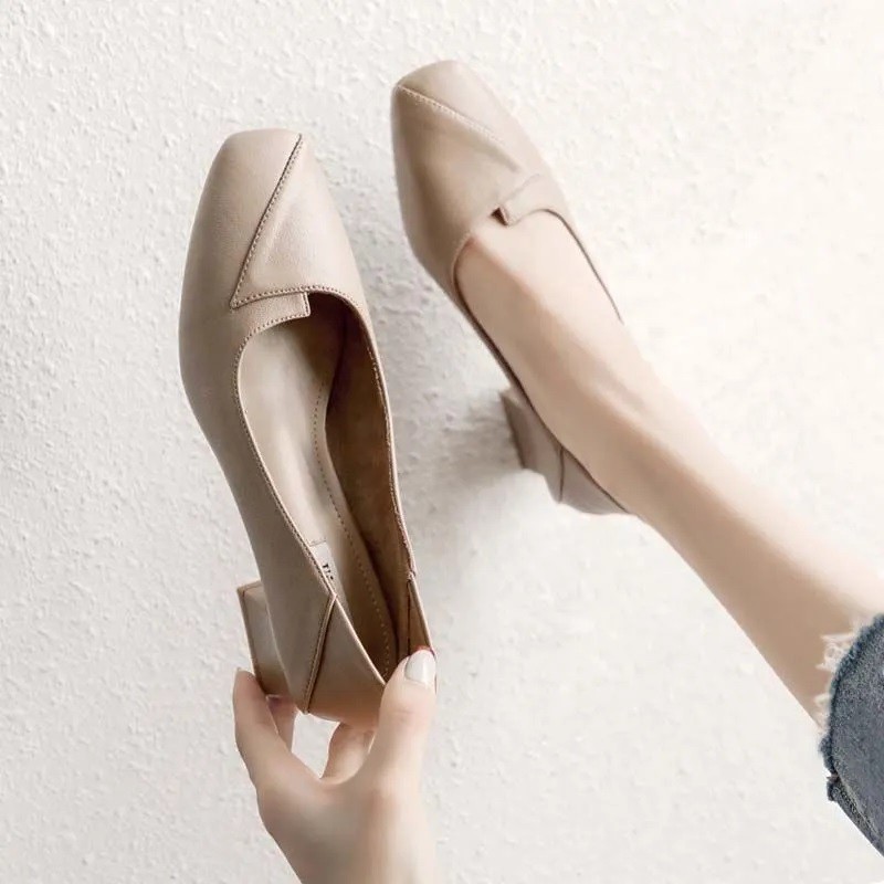 2026 primavera nuevo zapatos de cuatro estaciones con suela suave de mediana edad zapatos de madre de tacones gruesos estilo británico zapatos de cuero de trabajo casuales cómodos
