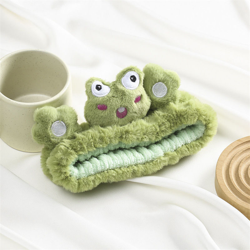 顔を洗って髪を洗って新型の少女の韓国の化粧をつけてマスクの専用のカチューシャをつけます。