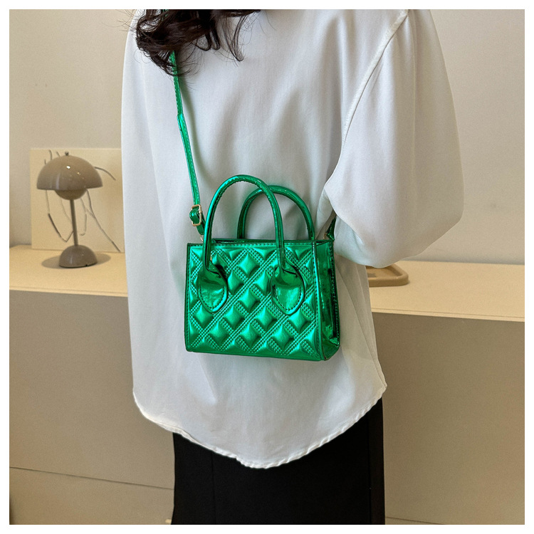 Piccola borsa a tracolla quadrata in vernice effetto goffrato_voghion.com
