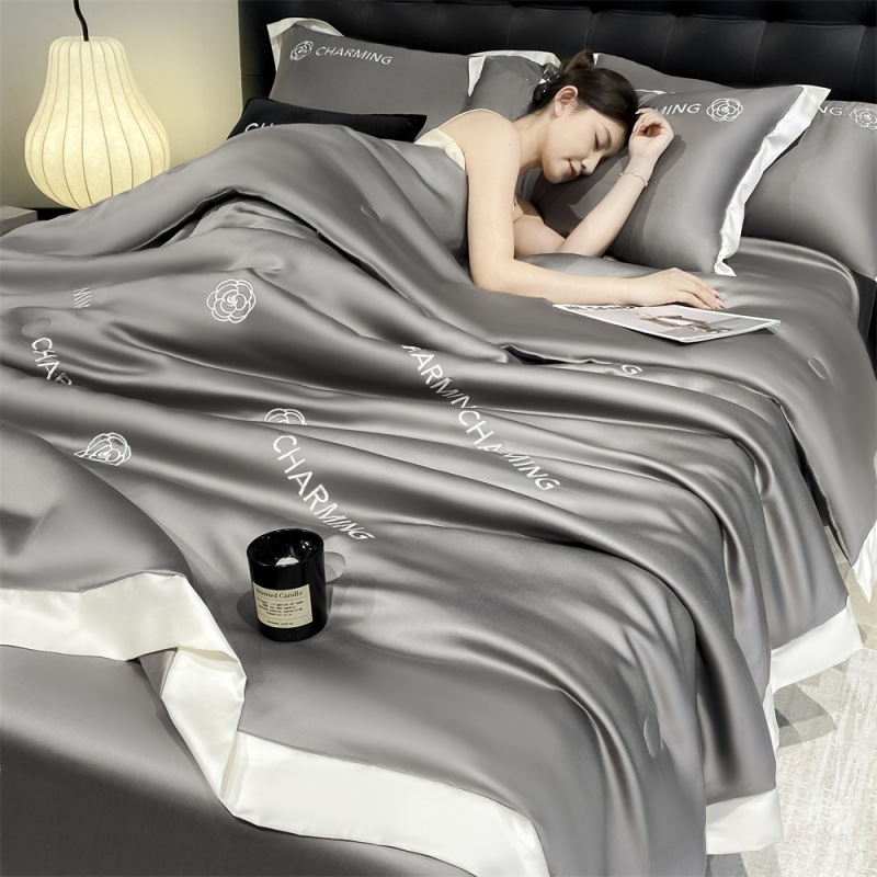 Seda de hielo de lujo ligero, edredón fresco de verano de cuatro piezas, nuevo estilo de verano, edredón de aire acondicionado lavable a máquina, edredón de verano individual