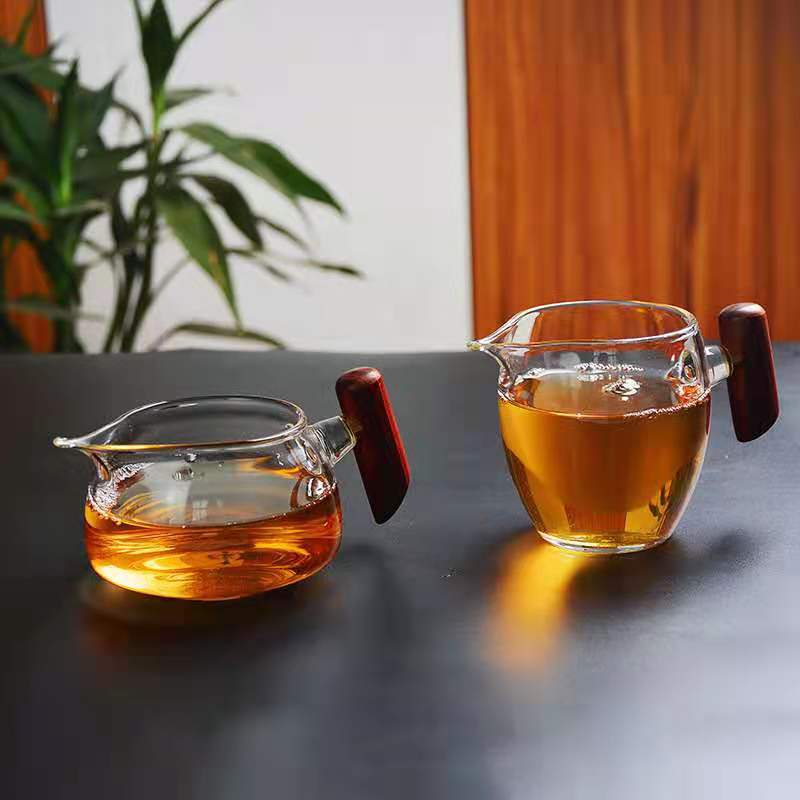 Factory wholesale wooden handle glass fair Cup side handle male Cup Tea Sea high temperature resistant tea dispenser tea pouring device tea set accessories