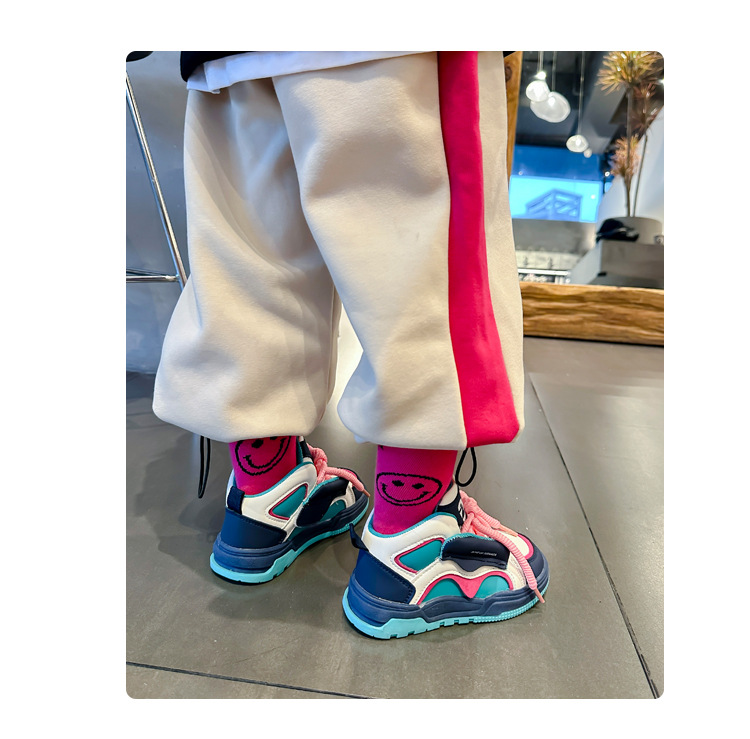 Ragazze, sport, autunno 2023, nuovo pane fritto per bambini di strada, ragazzi con dopamina, tavola alta_voghion.com