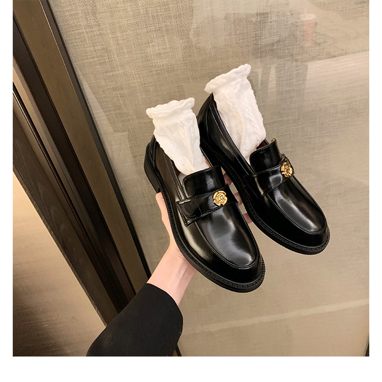 Kohudsversion~Enkelsko med liten guldspännesula, äkta rund tå, en fot, tjock klack, loafers, litet läder_voghion.com