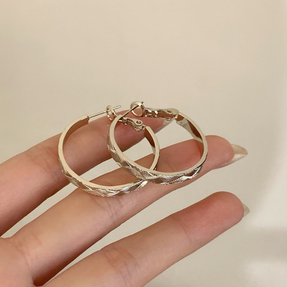 Retro Light Luxury Winding Line Coffee Gold Large Hoop Earrings with Unique Design, Stylish, Simple, and High-End Feel for Women