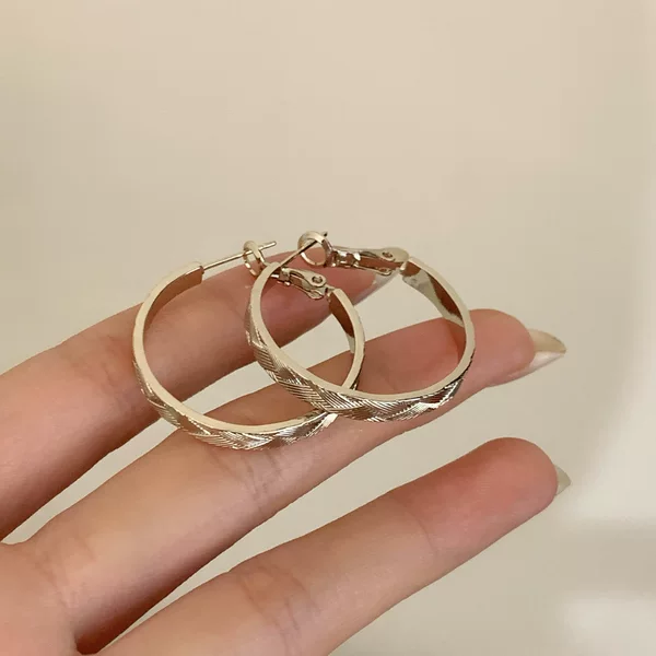 Retro Light Luxury Winding Line Coffee Gold Large Hoop Earrings with Unique Design, Stylish, Simple, and High-End Feel for Women