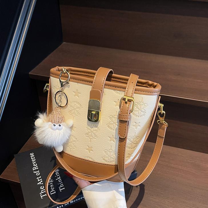 Super caliente bolso de cubo de mano mujer 2025 nueva moda relieve bolso de hombro de alta calidad humedad versátil bolso de mochila