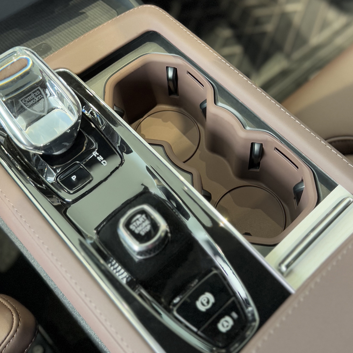 Suitable for Volvo 26 Models S90 Center Console Water Cup Holder Storage Box Wireless Charging Center Console Panel Silicone Anti-Slip Protection