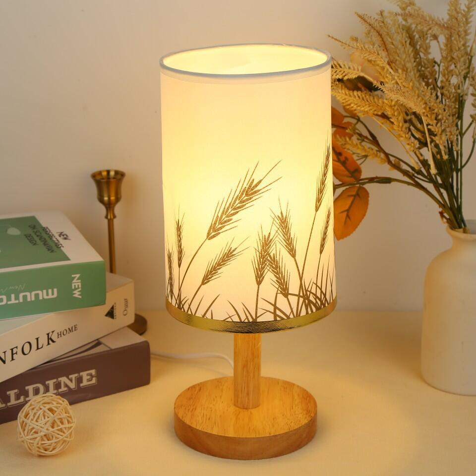 Piccola lampada da scrivania USB Lampada creativa nordica Lampada da comodino in legno massello con stampa su tessuto per celebrità Internet Camera da letto Studio Comodino_voghion.com