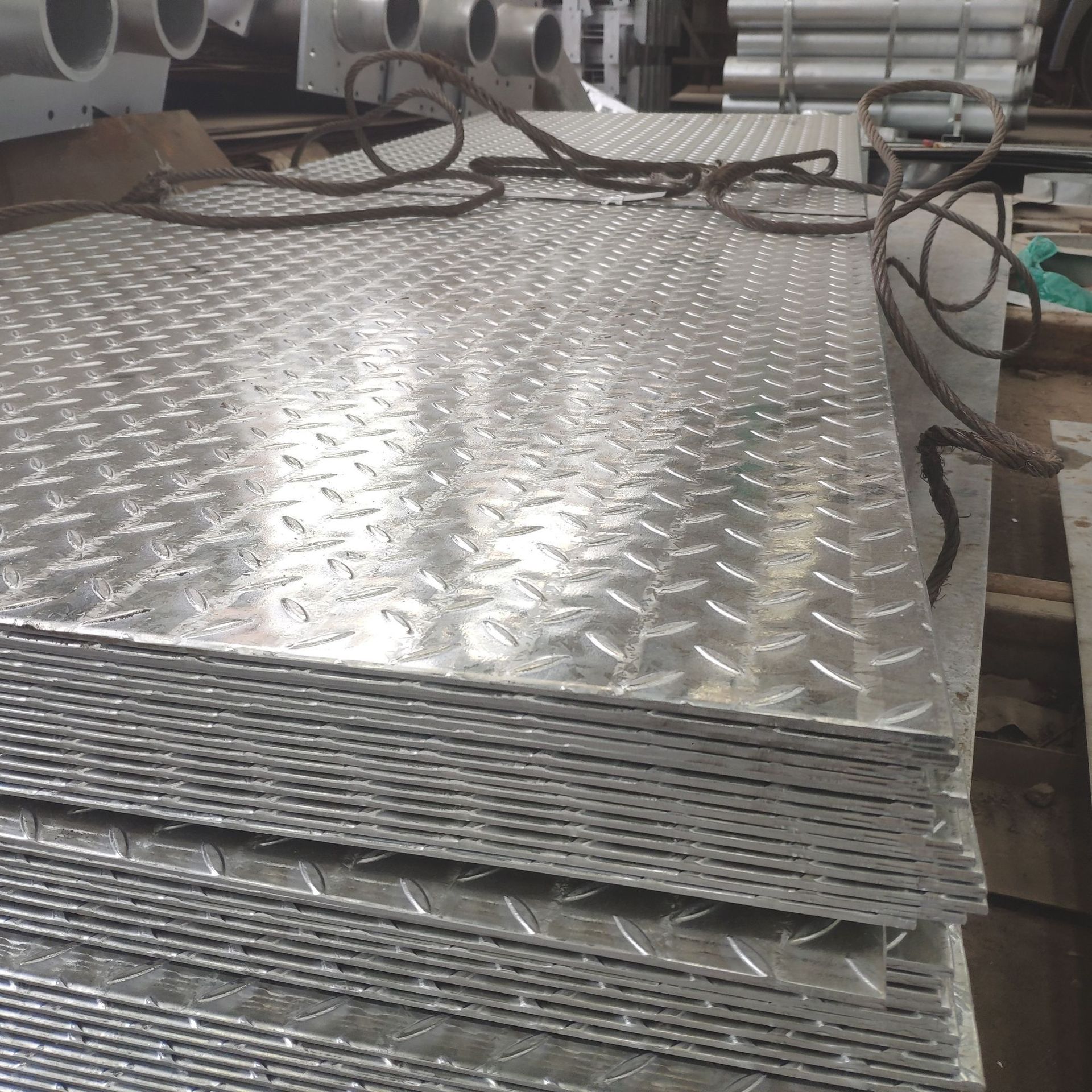 花纹钢板 Q235B 7.75*1250 挂车制造用防滑钢板 踏步板 价格优惠