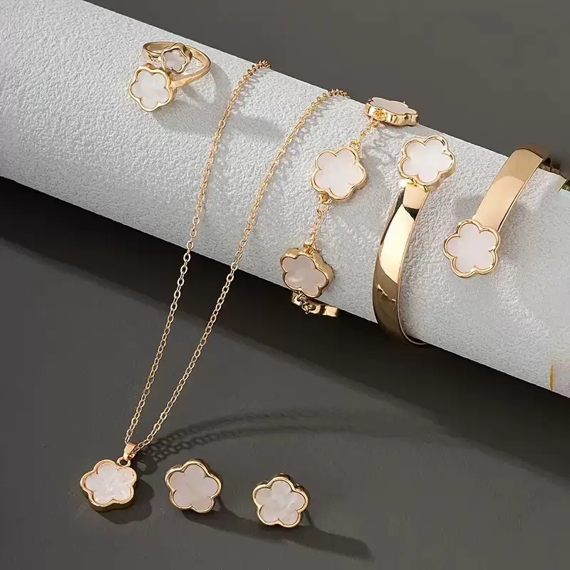 Explosiones transfronterizas pétalos de cinco hojas set de cinco piezas collares pulseras pulseras pendientes anillos set de joyas de moda europea y americana mujer