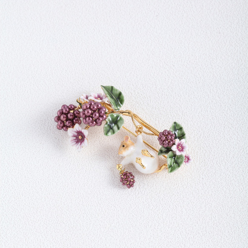 Wholesale European and American Decorative Items: Hand-painted Enamel Colorberry Tree Strawberry Flower Green Leaf Elegant Pin Mixed Batch