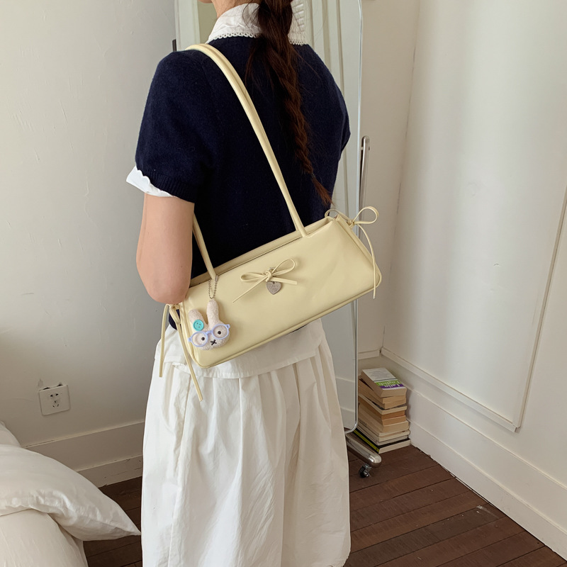 Bolsas de brazo coreanas de moda extranjera 2026 verano simple diaria dulce arco de hombro bolsas de moda