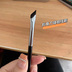 Upgraded Eyeliner Brush: Angled Blade Eyeliner Brush with Flat, Sickle-Shaped Design—Perfect for Detailing the Lower Eyelid, Eye-Catching Area, and Grooming the "Wolfs Fang" Effect in Makeup