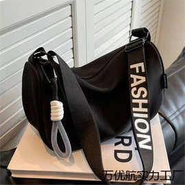 2025新款休闲大容量尼龙帆布包包女时尚单肩包百搭宽带斜挎枕头包