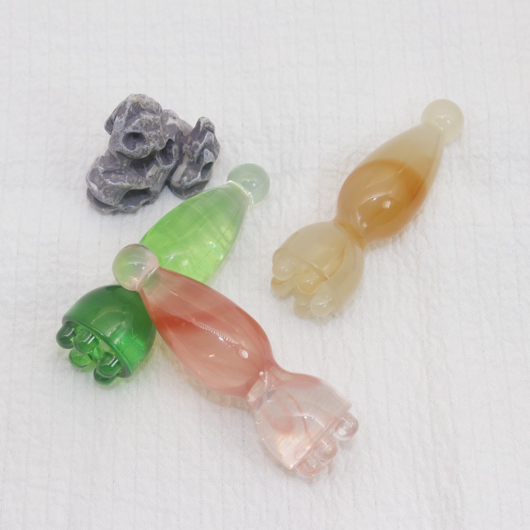 Resin Facial Gua Sha Massage Stick Zhuque Three-Prong Acupoint Tool with Lotus Bud Head for Face Meridian Care and Relaxation quality and texture