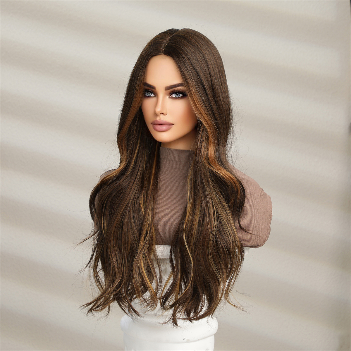 Nueva peluca de mujer de estilo europeo y americano a la moda con reflejos colgantes en la oreja, pelo largo y rizado de parte media marrón oscuro, tocado completo, stock listo para fábrica