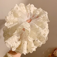 超仙の真珠のレースの大腸のシュシュ ~ 白い刺繍の優しいレースの髪のひもは髪の毛の超大きい頭飾りの新型を結びます。